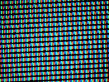 Distributia pixelilor pe ecranul ui LG V10 este de tip RGB Stripes