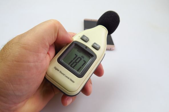 La testul cu decibelmetrul am avut întâi o valoare de 78.7 dBA