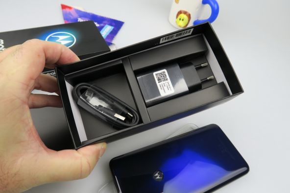 Motorola Moto G Pro, conținutul cutiei