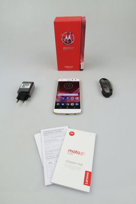 Motorola Moto Z2 Play, conțunutul cutiei