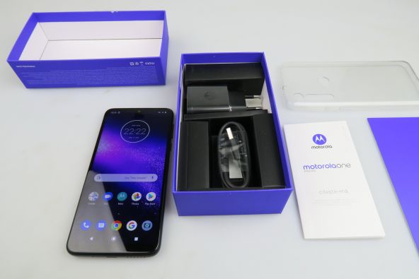 Motorola One Macro, conținutul cutiei