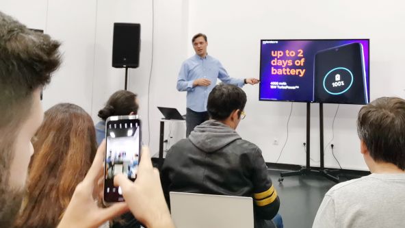 Cum a fost lansarea lui Motorola One Zoom şi cum se descurcă la fotografierea de mamuţi, scheleti, animale împăiate la Muzeul Antipa