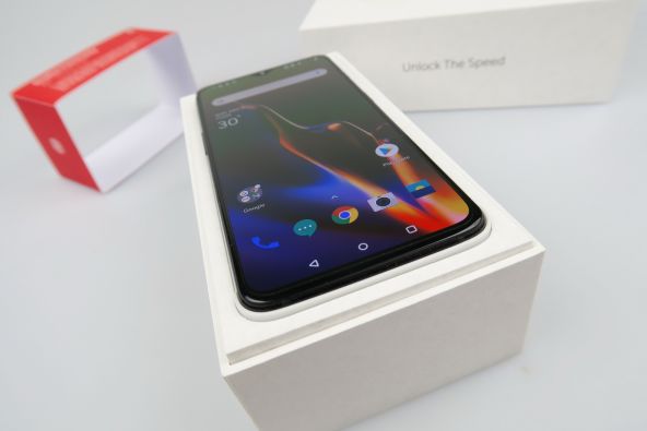 OnePlus 6T scos din cutie