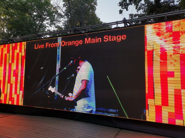 Orange a mai montat şi un ecran impresionant, cu diagonală de 16 metri