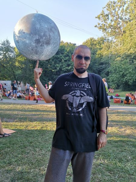 Au montat şi o lună mare şi drăguţă care părea desprinsă din filmele lui George Melies şi pe care au folosit-o toţi, inclusiv eu pentru poze bune de Instagram. Se dădeau filme destul de noi pe ecranul montat în faţa a zeci de perne şi hamace, de la "Spider-Man Into the Spider-Verse" la "Venom".