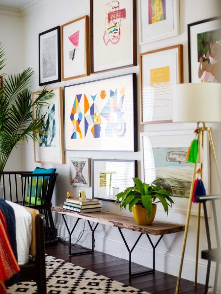 Datorită tehnologiei Ambient Mode+ și senzorului care detectează lumina ambientală și culorile, The Frame își va regla automat setările de redare pentru fiecare tablou ales astfel încât acesta să pară rupt din realitate.