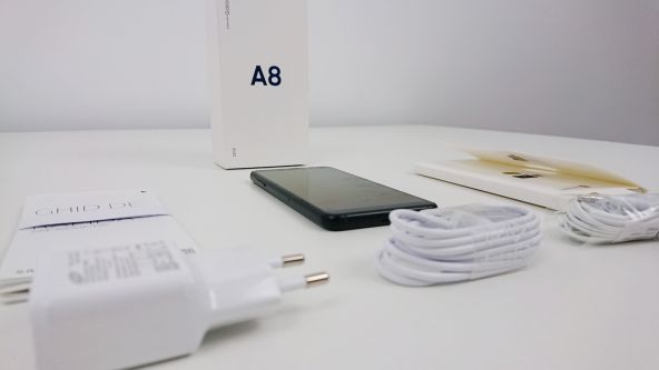 Samsung Galaxy A8 (2018), continutul cutiei