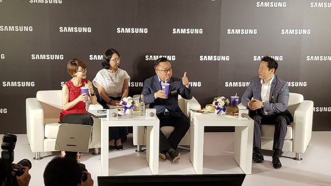 Aflăm totuşi de la oficialul DJ Koh faptul că Galaxy Note 8 va fi anunţat la finalul lunii august, sau ca să îi redăm spusele exact "până la finalul lunii august".