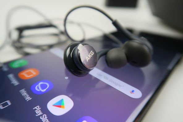 Note 8 vine la pachet cu o pereche de căşti tunate de AKG