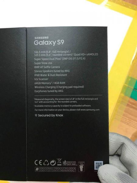 Cutia lui Samsung Galaxy S9 îşi dezvăluie spatele într-o fotografie, cu tot cu specificaţii ale flagship-ului