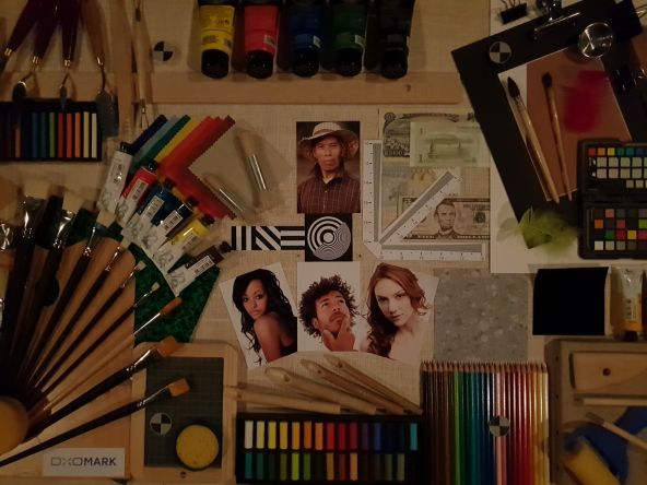 DxOMark: Nivelul de zgomot e foarte redus în orice condiţii: lumină puternică, low light, înăuntru, afară. Detaliile arată excelent, chiar şi după zoom, iar autofocalizarea e mult peste orice rival, ca viteză şi precizie