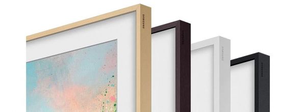 În mod standard vei avea parte aceste margini negre metalice, iar dacă dorești poți personaliza televizorul cu rame special create pentru The Frame, disponibile în patru culori care se fixează simplu și rapid datorită unei prinderi magnetice.