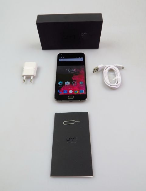 Continutul cutiei lui UMi Touch