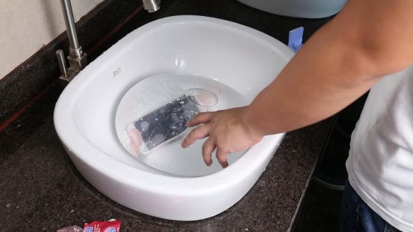 Teste sau şotii de vacanţă? Telefonul Ulefone Metal e aruncat de la 30 de metri înălţime într-un balon plin cu apă; Iată rezultatul! (Video)