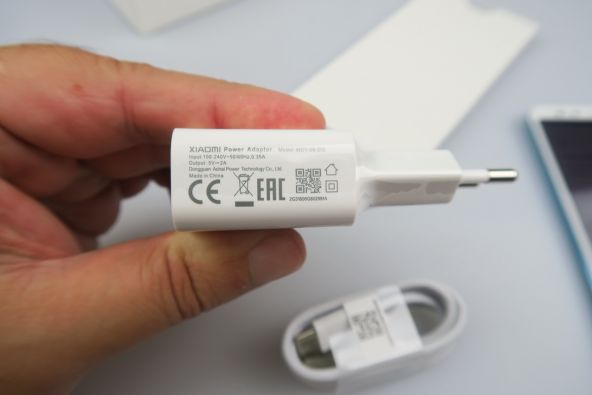 Xiaomi Mi A2, continutul cutiei (incarcator)