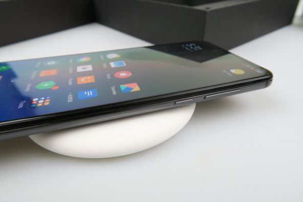Xiaomi Mi Mix 3, încărcător wireless.
