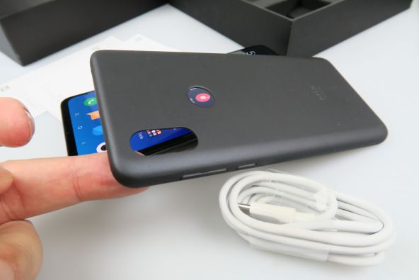 Xiaomi Mi Mix 3, continutul cutiei