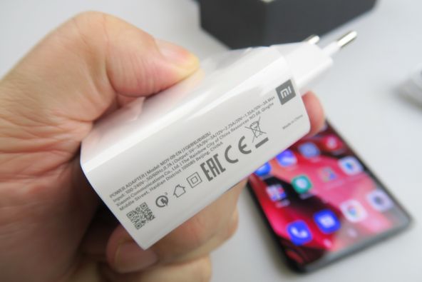 Xiaomi Mi Note 10 accesorii scoase din cutie (incarcatorul)