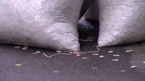 10 milioane de cartele SIM au fost descoperite în spatele unui bloc din Bucureşti; Avem o teorie