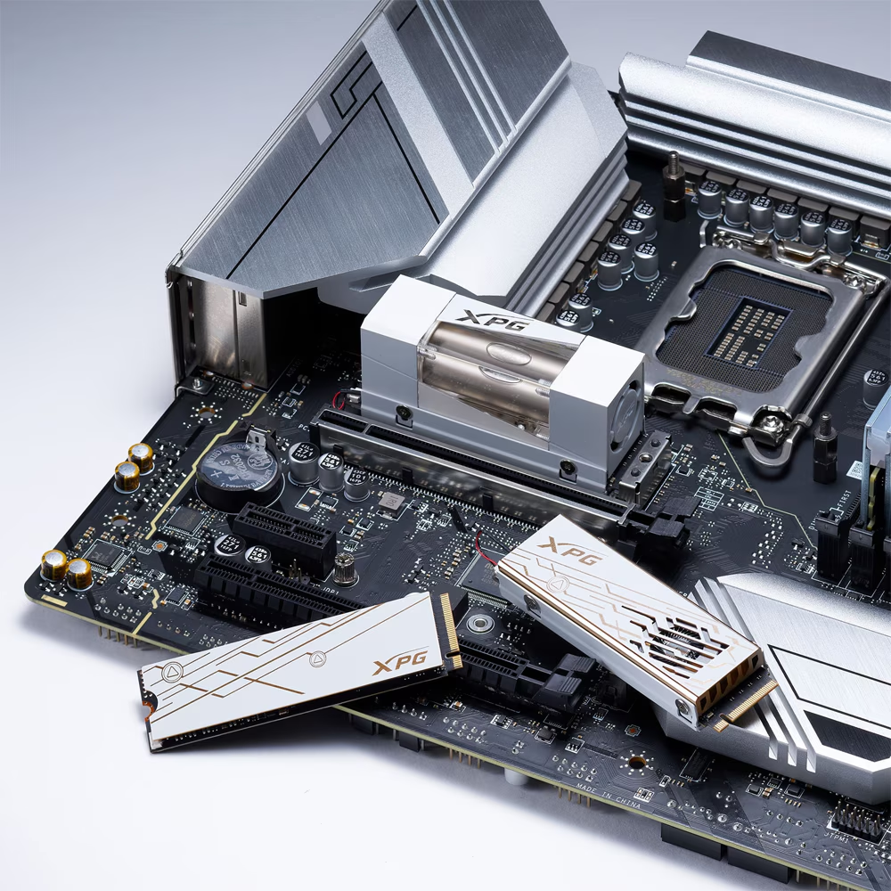 De la SSD-ul deblocat cu telefonul la 1 TB de RAM: ce am găsit la standul ADATA