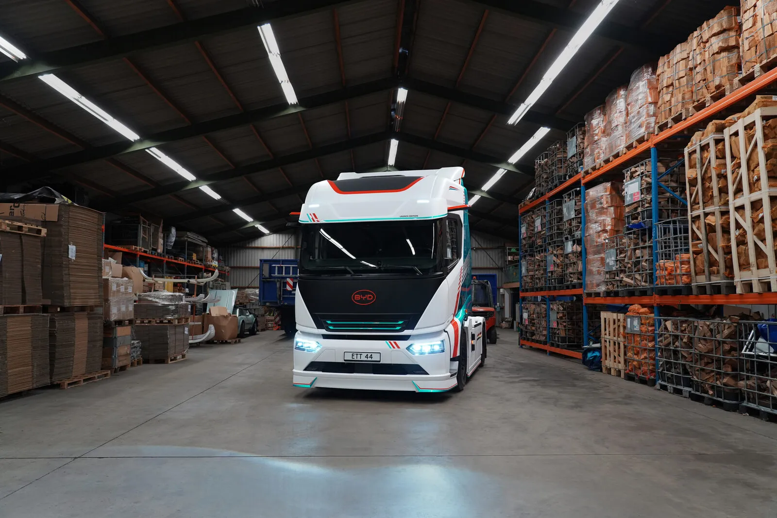 BYD atacă transportul greu european cu ETT 44: 44 de tone, 600 km autonomie și până la 1.000 CP