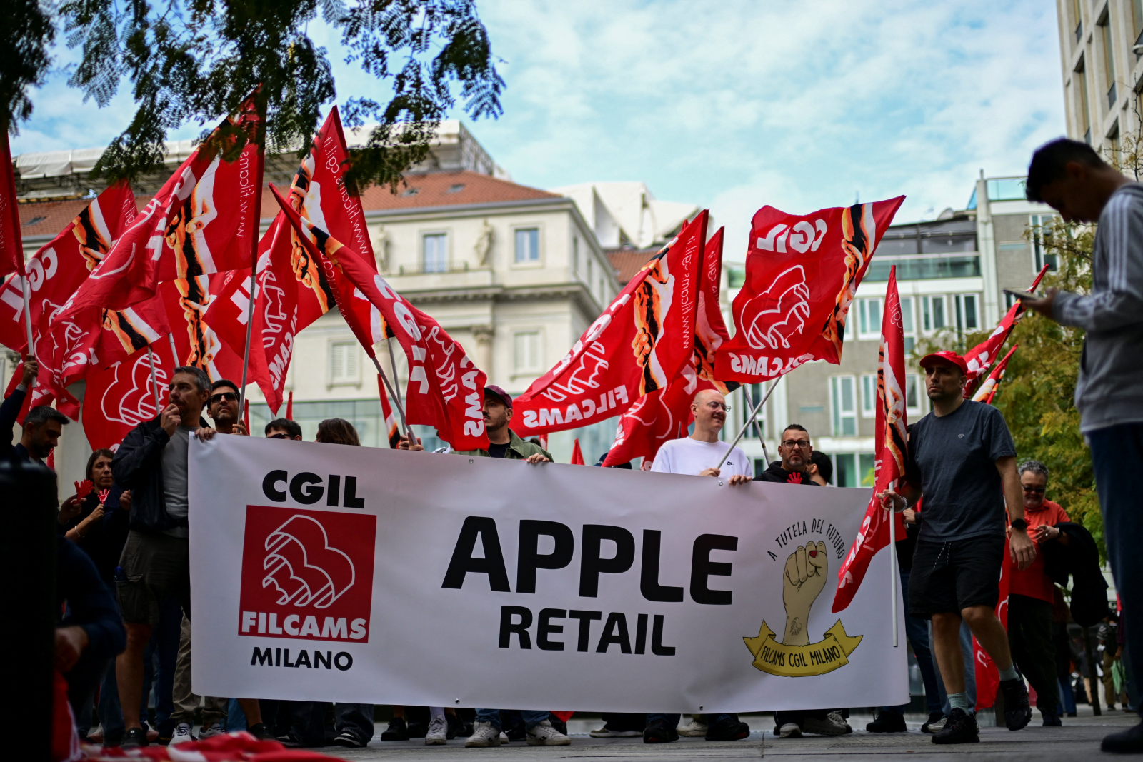În loc de cozi la iPhone 18 Pro, Apple a primit o grevă în toate cele 17 magazine din Italia