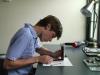 Ei sunt adolescenţii care lucrează de acasă pe mii de euro şi repară ecrane crăpate de iPhone (Video)