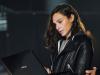Actrița Gal Gadot (Wonder Woman) este acum imaginea ASUS, promovând PC-urile şi laptop-urile companiei; Cum rămâne cu Huawei?