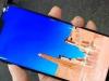 Huawei Mate 20 Pro se afișează într-o fotografie hands-on clară, cu acelaşi decupaj lat sus
