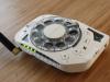 Cineva a creat un telefon cu disc rotativ şi antenă la vedere, un Rotary Cellphone care te scapă de stres