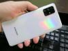 Samsung Galaxy A71: Design din policarbonat, dar arătos, confortabil şi uşor