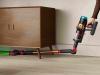 Dyson trece pe full automat: 11 produse noi anunțate la Berlin, inclusiv un robot care își spală singur mopul