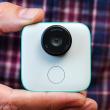 Google Clips este o cameră foto ultra-compactă echipată cu un AI ce realizează fotografii automat la momentul oportun