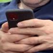 Google Pixel 4 apare într-o fotografie reală; Vedem camera foto pătrată și telefonul într-o husă de protecție