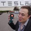 Elon Musk îşi distruge smartphone-urile la interval regulat; Iată de ce!