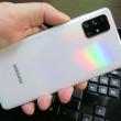 Samsung Galaxy A71: Design din policarbonat, dar arătos, confortabil şi uşor
