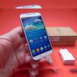 Samsung Galaxy S4 unboxing: cutie cu motiv de lemn, accesorii utile, smartphone cuceritor la primul contact (Video)