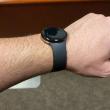 Google Pixel Watch apare în noi imagini; E fotografiat la încheietura unui utilizator și aflăm cât de confortabil este