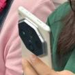 OPPO Find X7 Pro apare într-o fotografie reală înainte de debut; Are un modul foto generos în formă de octagon