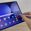 Tableta Samsung Galaxy Tab S11 Ultra apare într-o fotografie reală și are decupaj picătură pentru camera selfie