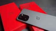 OnePlus 15R: Design subțire și rafinat, cu ramă neagră din aluminiu și grip excelent
