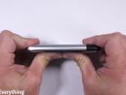 Bend test trăznit! iPhone 1 este ars, zgâriat şi aproape îndoit de JerryRigEverything (Video)