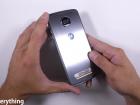 Rezistența lui Moto Z2 Force este pusă la încercare; îl vedem zgâriat, ars cu bricheta și îndoit