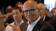 Momentul acela când CEO-ul Microsoft face mişto de tine pentru că ai iPad