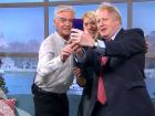 Boris Johnson, prim-ministrul britanic, a fost surprins făcând selfie cu un telefon Huawei P20 Pro