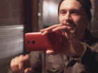 Regele hipsterilor, James Franco postează un teaser video pentru Motorola Droid Turbo (Video)