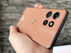 Cum a ajuns o mică tipografie să dicteze Culoarea Anului? Istoria Pantone - Motorola şi cum mi se pare Mocha Mousse pe edge 50 neo