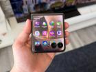Motorola RAZR 70 Ultra: Software aproape stock, joculețe pe ecranul secundar și un Moto AI cu buton dedicat