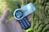 Motorola V70 RetroReview: precursorul lui Motorola Aura şi un model cu clapetă rotativă şi iluminare fascinantă (Video)