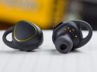 Căstile Samsung Gear IconX şi brăţara Samsung Charm disponibile acum în România, primesc şi preţuri la eMAG.ro